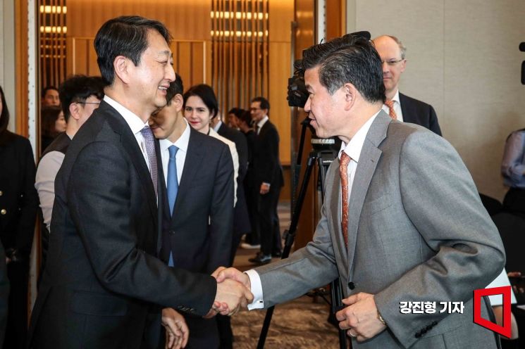 [포토] 악수하는 안덕근 장관-제임스 김 회장