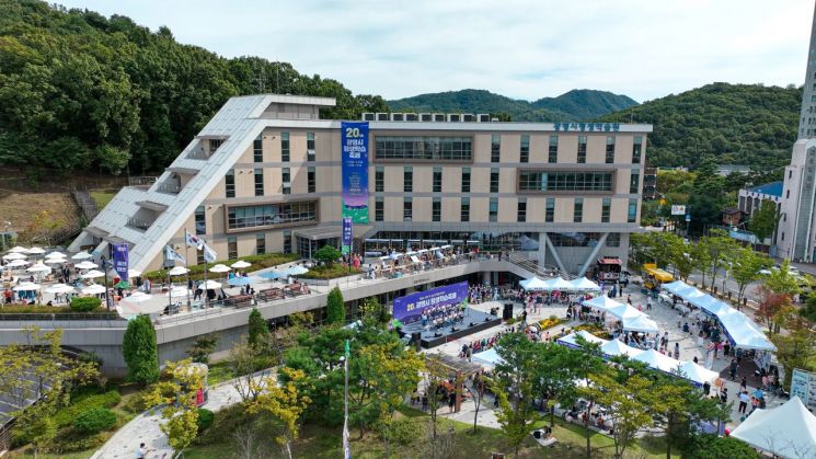광명시가 경기도 주관 평생교육 관련 공모에 잇따라 선정됐다. 광명시 하안동의 광명시 평생학습원 전경. 광명시 제공