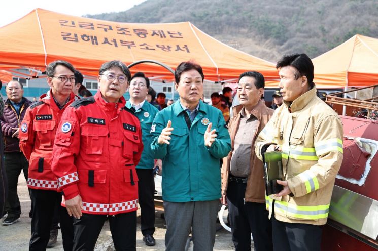 김해 산불 5％ 남았다 … 박완수 경남지사 “끝까지 힘내서 반드시 꺼야”