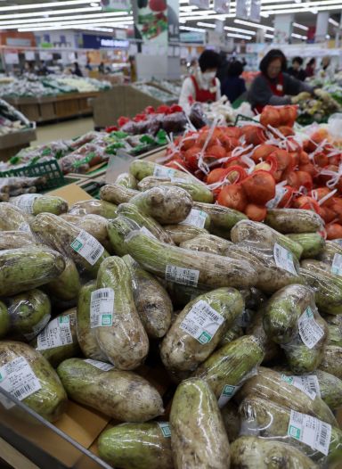 양배추, 무, 당근 등 채소 가격이 줄줄이 오르며 밥상물가 우려가 현실이 되고 있다. 24일 서울 양재 하나로마트에서 무가 진열되어 있다. 무 판매 가격은 지난해 보다 약 2천원 가량 오른 5천원에 육박하고 있다. 2025.03.24 윤동주 기자