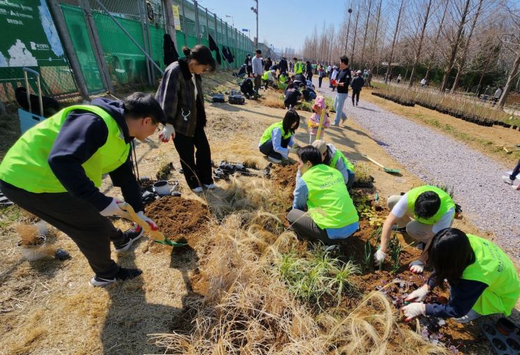 부산도시공사, '시민나무심기' 행사 기업정원조성 참여