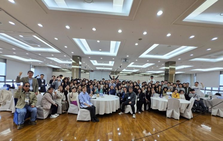 대구사이버대 사회복지학과는 ‘대학 생활 설계’ 행사를 개최하고 단체 사진을 촬영하고 있다. 대구사이버대 제공