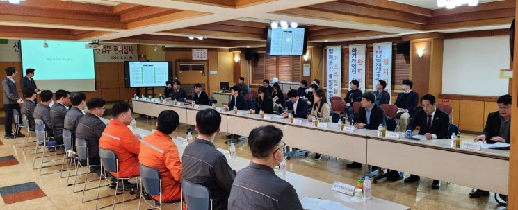 전라남도는 24일 여수에서 산업통상자원부 관계자 등과 함께 현장실사 및 기업 간담회를 갖고, 지역 석유화학산업 위기 등에 대한 전반적인 의견교류의 시간을 가졌다. 전남도 제공
