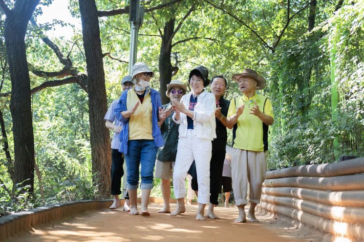 발끝으로 느끼는 봄… 동대문구 배봉산 황톳길 등 운영 재개