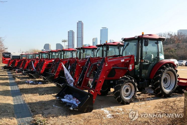 국회 인근에 세워져있는 트랙터. 연합뉴스