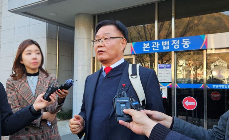 홍남표 경남 창원특례시장이 공직선거법 위반 혐의 관련 항소심 선고 후 항고 의사를 밝히고 있다. 이세령 기자