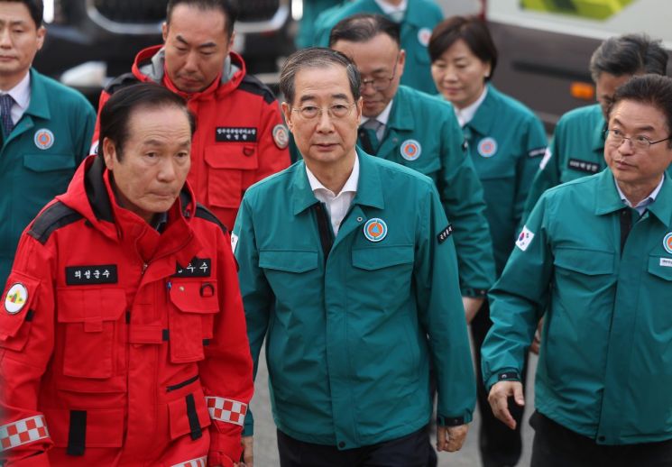 한덕수 대통령 권한대행 국무총리가 24일 경북 의성군 의성체육관에 마련된 산불 이재민 대피소를 방문하고 있다. 연합뉴스