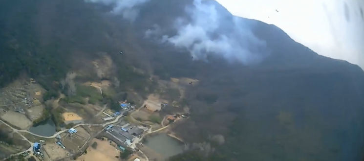 경남 김해 헬기 산불 진화. 산림청 제공