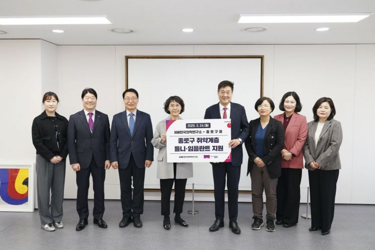 취약계층 틀니·임플란트 후원금 전달식 모습. 오른쪽 네 번째가 정문헌 구청장. 종로구 제공.