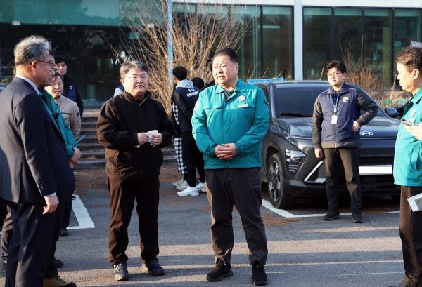 김경일 파주시장이 지난 21일 문산읍 폐건물 공터에 대북전단을 살포한다는 첩보를 입수하여 안전총괄과 직원 수십 명을 동원해 경기도특사경과 같이 긴급하게 현장으로 출동해 주민들과 이야기를 나누고 있다. 파주시 제공