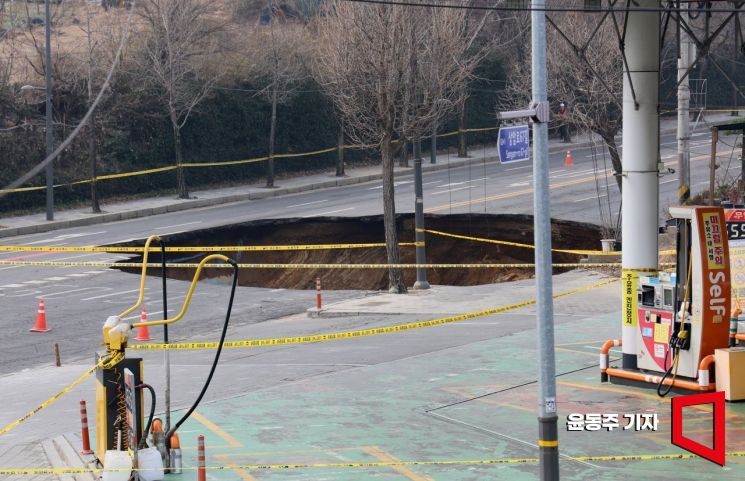 [포토] 서울 명일동 '대형 땅꺼짐'