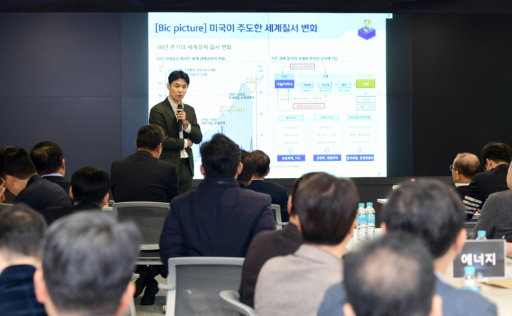 지난 20일 서울 종로구 수송동 본사에서 열린 '에코파트너스 정기총회'에서 박석중 신한투자증권 부서장이 2025년 글로벌 경제·경영환경 전망에 대해 강연하고 있다. SK에코플랜트 제공