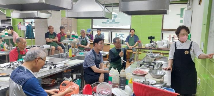 지난해 양성평등기금 사업으로 실시한 ‘요리하는 청춘’. 광주시 제공