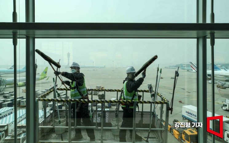 [포토] 봄 맞이 청소 나선 인천공항