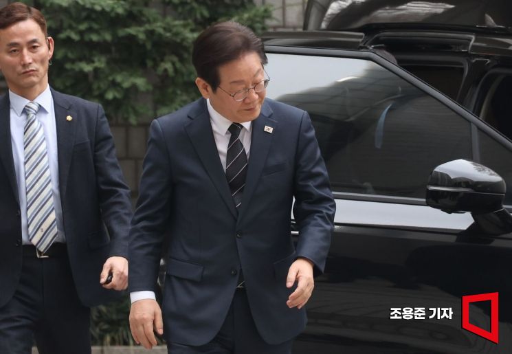 [포토] 지지자들에게 인사하는 이재명 대표