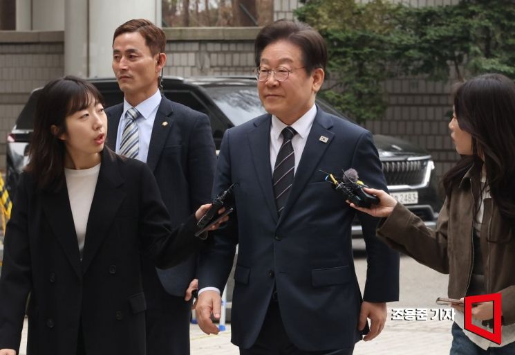 [포토] 취재진 질문에 '묵묵부답'