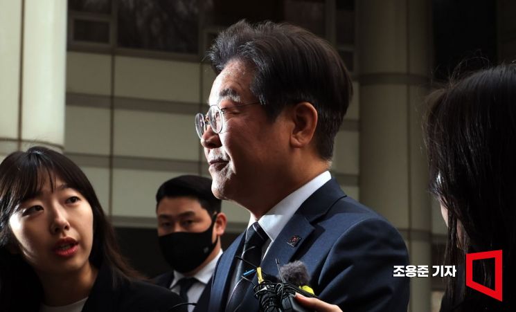 이재명 더불어민주당 대표가 25일 서울 중앙지방법원에서 열린 위례·대장동·백현동·성남FC 사건 1심 공판에 출석하고 있다. 2025.3.25 조용준 기자