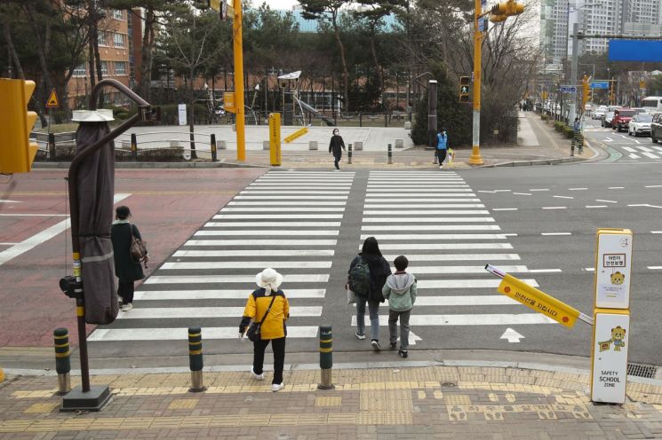 화성시가 AI 기술을 접목해 관내 36곳의 어린이보호구역에서 운영중인 'AI 스마트 스쿨존 보행안전시스템'. 실시간 모니터링을 통한 안전 차단기 작동으로 사고 위험을 낮추고 있다. 화성시 제공
