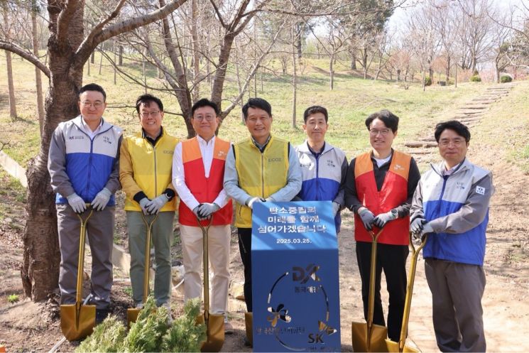 사진 왼쪽에서 두 번째부터 박병훈 한국산업단지공단 경북지역본부장, 염창열 SK이노베이션 E&S 부사장, 이상훈 한국산업단지공단 이사장, 김상재 동국제강 상무, 곽원병 영남에너지서비스 대표 등이 기념 촬영을 하고 있다. 산단공 제공