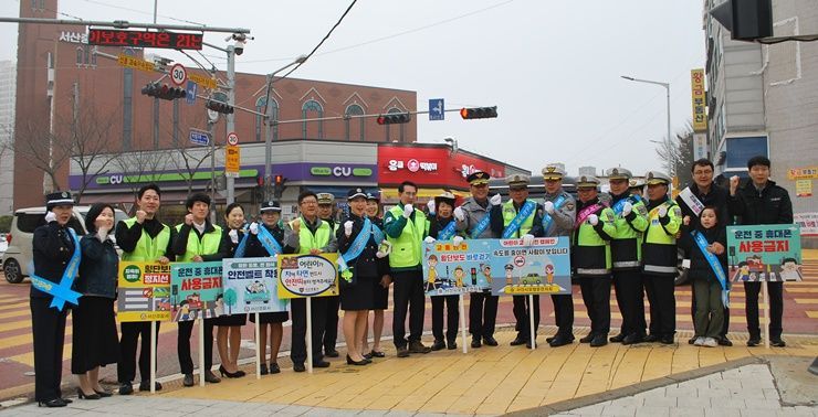 충남 서산시와 서산경찰서가 25일 서산석림초등학교 일원에서 등굣길 어린이와 통행 운전자를 대상으로 민·관·경 합동 교통안전 캠페인을 진행했다. /서산시