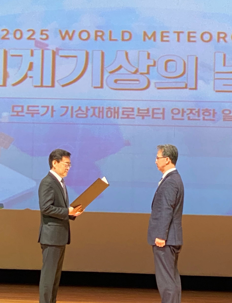 전남대학교 지질환경과학과 신동훈 교수가 최근 열린 ‘2025년 세계 기상의 날 기념식’에서 기상청 지진 업무 발전에 기여한 공로를 인정받아 근정포장을 수상했다. 전남대학교 제공