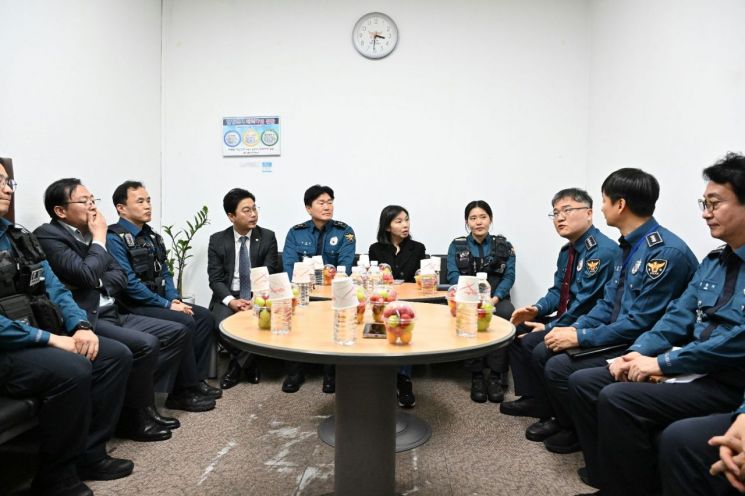 최호정 서울시의회 의장, 천호동 로데오거리 치안 현장 순찰…지구대 경찰 격려