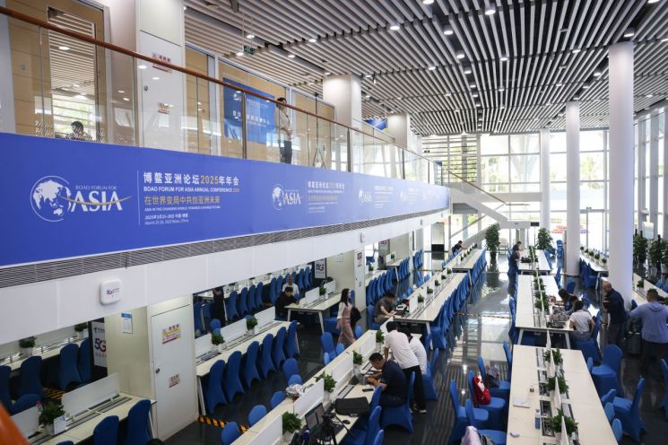 중국 보아오포럼(BFA)이 24일 중국 하이난 보아오에서 나흘간의 일정으로 개막한 가운데 기자들이 프레스센터에서 기사를 작성하고 있다. /신화통신·연합뉴스
