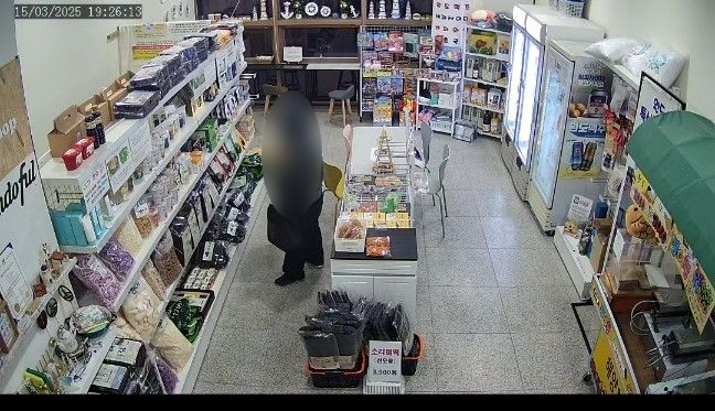 지난 15일 완도항 여객선터미널 무인 특산품직판장에서 절도 행각을 일삼은 40대 여성의 범죄 행위가 담긴 CCTV 영상 일부. 제보자 제공