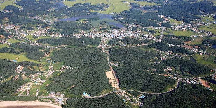 충남 태안군이 에너지 취약지역 주민들을 위한 중규모 LPG 배관망 구축 사업에 돌입했다. 사진은 안면읍 승언리 일원 항공촬영 모습. /태안군