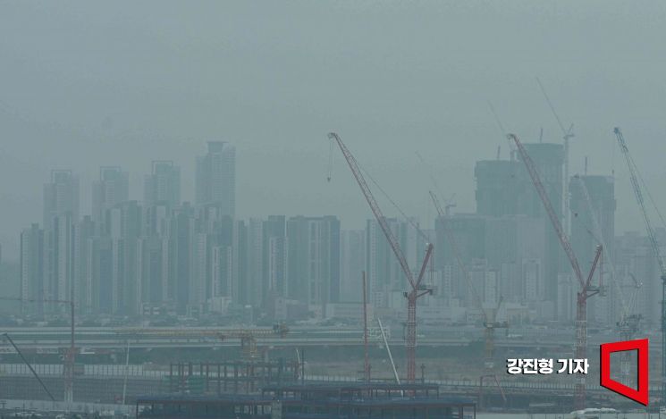 서울과 인천 등 수도권을 비롯해 전국 곳곳에 미세먼지 주의보가 발령된 25일 인천 서구 아라타워 전망대에서 바라본 청라국제도시가 미세먼지에 싸여 있다. 2025.3.25. 강진형 기자