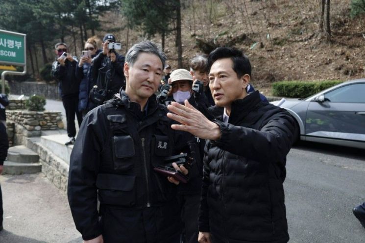오세훈 서울시장은 25일 전국농민회총연맹 트랙터 상경 시위가 예고된 남태령 일대를 찾아 이연형 서울방배경찰서장으로부터 현장 상황을 보고받고 대책을 공유했다. 서울시 제공