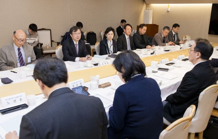 김영태 서울대병원장이 지난해 12월24일 서울 종로구 정부서울청사에서 열린 '제5차 바이오헬스 혁신위원회'에서 발언하고 있다. 연합뉴스