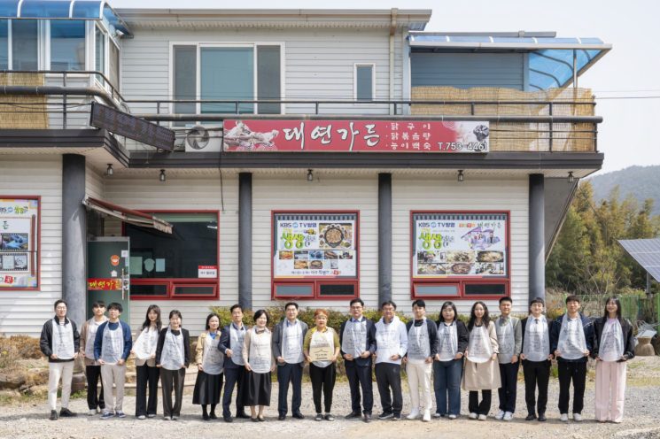 순천대학교는 경기 침체에도 불구하고 꾸준히 대학을 후원해온 지역 소상공인과의 상생을 위해 후원의 집 ‘같이가게’를 직접 찾아가는 ‘같이한끼’ 이벤트를 진행했다. 순천대 제공
