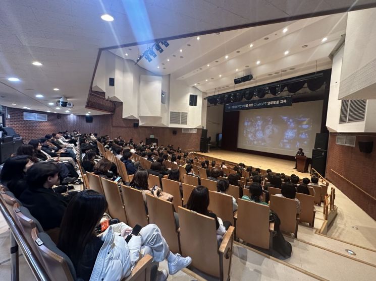 고양특례시가 인공지능을 활용한 스마트 행정 역량 강화를 위한 ‘챗지피티(ChatGPT) 업무 활용 교육’을 총 4회에 걸쳐 실시하고 있다. 고양특례시 제공