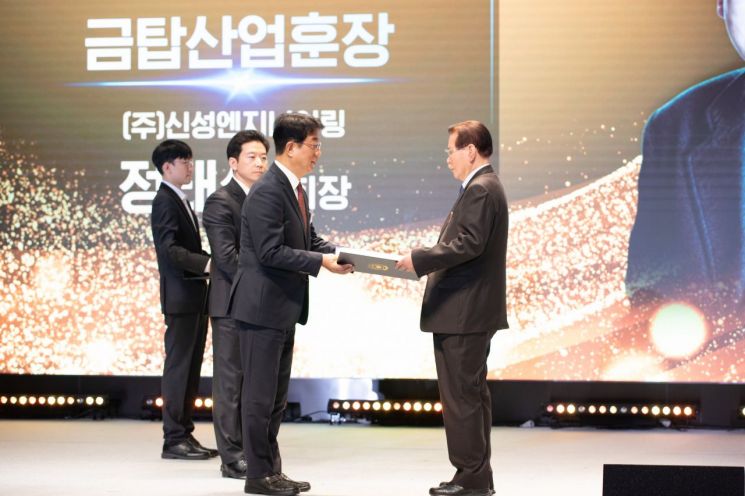 25일 열린 '2025 건설기술인의 날' 행사장에서 박상우 국토교통부 장관(왼쪽)이 정태섭 신성엔지니어링 회장에게 금탑산업훈장을 시상하고 있다. 국토교통부 제공.