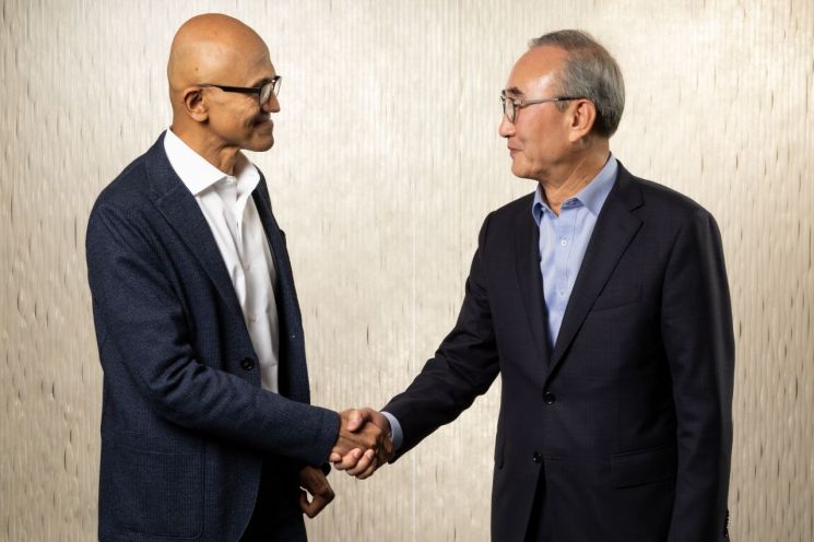 악수하는 김영섭 대표와 마이크로소프트 CEO. 연합뉴스