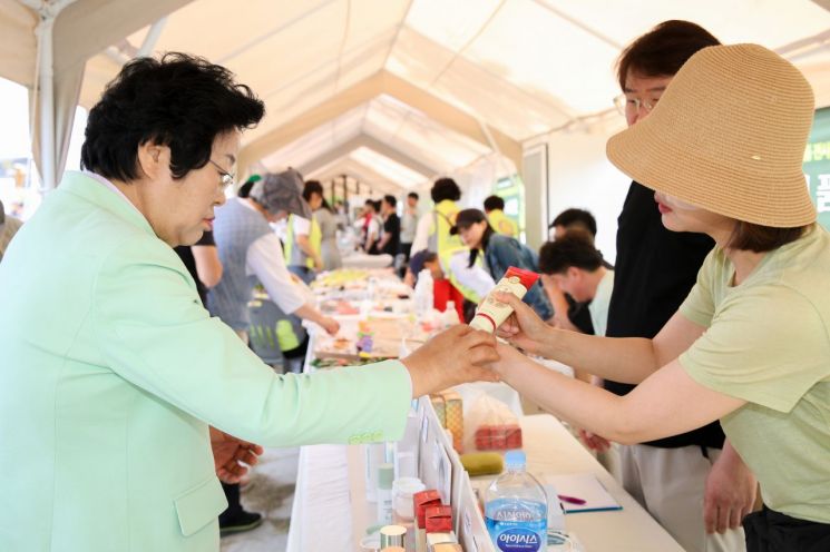 김경희 이천시장이 관내 중소기업 제품 판매전시회에서 상품을 살펴보고 있다. 이천시 제공