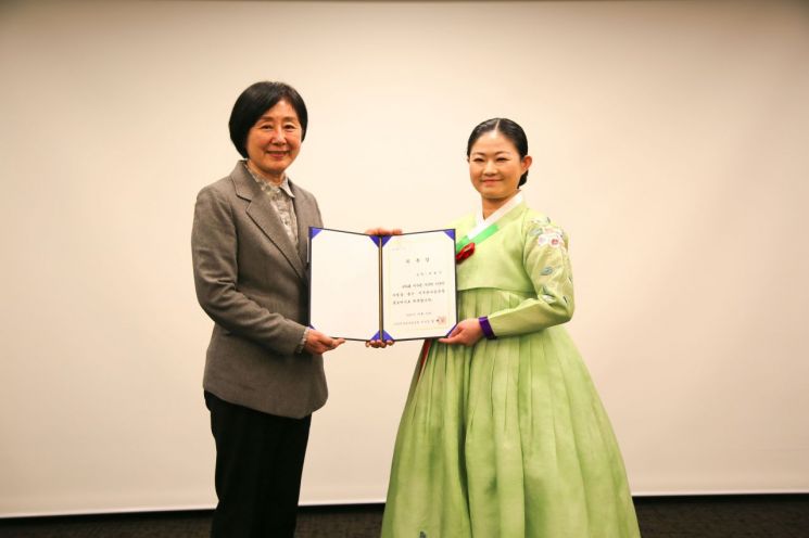지구촌나눔운동 김혜경 이사장(왼쪽)과?박현주 홍보대사. 지구촌나눔운동본부 제공