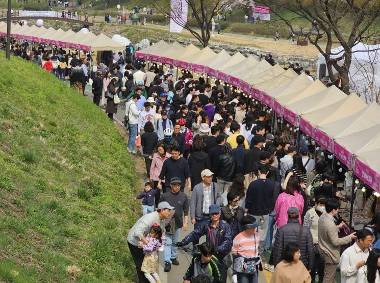 “양재천 벚꽃 나들이 갈까”…28일부터 서초 ‘양재아트살롱’