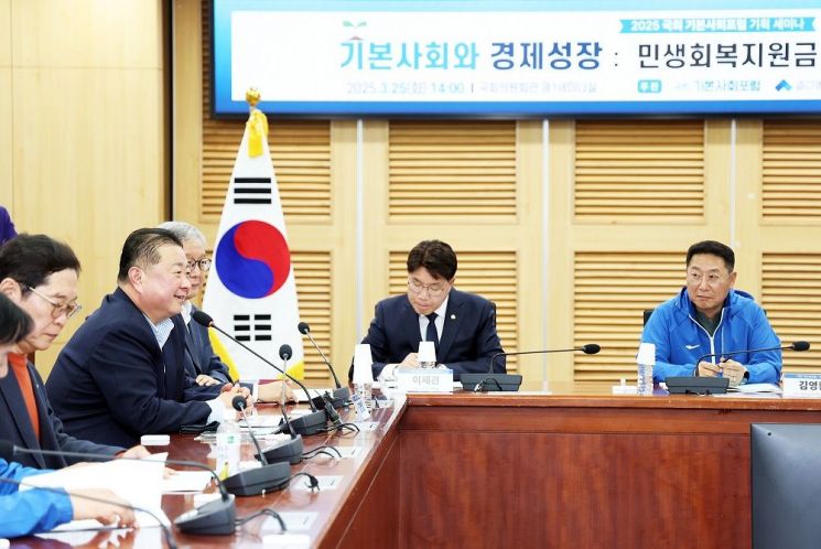 김경일 파주시장이 지난 25일 국회에서 열린 ‘국회 기본사회포럼’ 에서 민생회복 생활안정지원금 등 기본사회 정책 우수사례를 발표하고 있다. 파주시 제공
