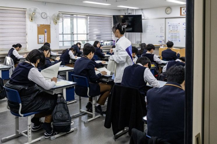 서울 금천구 금천고등학교에서 학생들이 3월 전국연합 학력평가를 준비하는 모습. 사진공동취재단