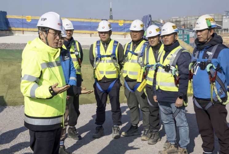 함진규 한국도로공사 사장(맨 왼쪽)이 지난 19일 강진광주건설사업단 7공구 벽진 나들목교 부근 현장에서 공사참여자와 근로자에게 안전 최우선을 당부하고 있다.