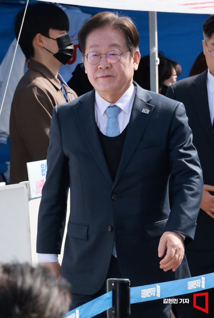 [포토] 방탄복 입고 최고위 참석하는 이재명 대표
