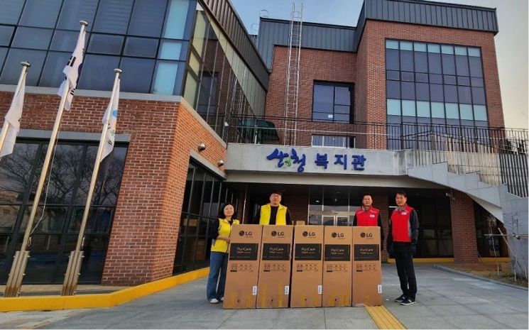 LG전자 설치기사들이 산불 피해지역 이재민 대피소로 활용되는 경남 산청군 산엔청복지관을 찾아 공기청정기를 전달하고 있다. 사진=LG 제공