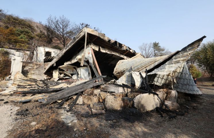 26일 울산시 울주군 언양읍 한 사찰 법당이 전날 발생한 산불로 전소돼 내려앉아 있다. 연합뉴스