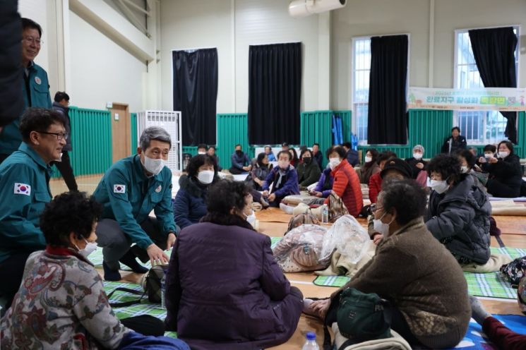 죽장면 체육센터에 마련된 주민대피소를 방문한 이강덕 포항시장. 포항시 제공
