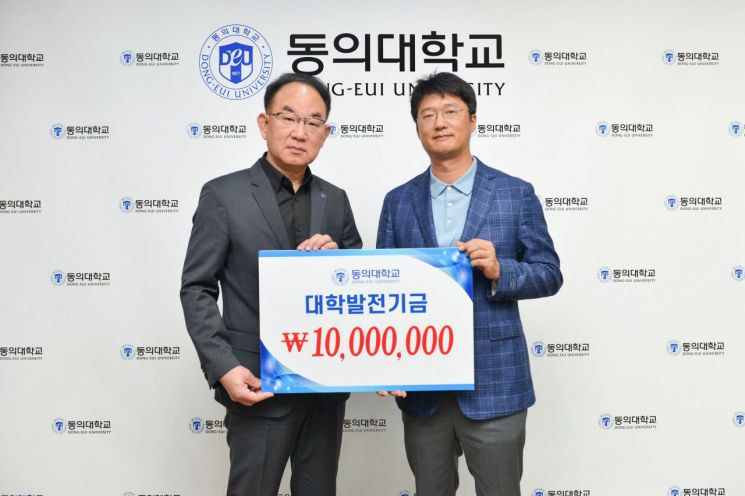 (왼쪽부터) 동의대 한수환 총장, 장원호 대학원 인공지능학과 5기 회장. 동의대 제공
