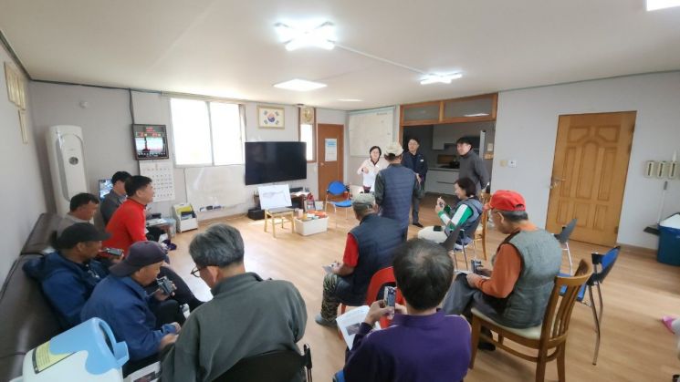 양평군이 지난 24일 개군면 하자포2리 마을회관에서 다회용품 세척시설 건립을 위한 주민설명회를 개최하고 있다. 양평군 제공