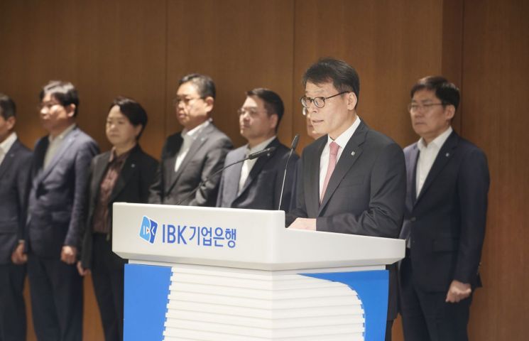 26일 서울 중구 기업은행 본점에서 열린 확대간부회의에서 김성태 IBK기업은행장이 사과문 및 쇄신 계획을 발표하고 있다. IBK기업은행 제공