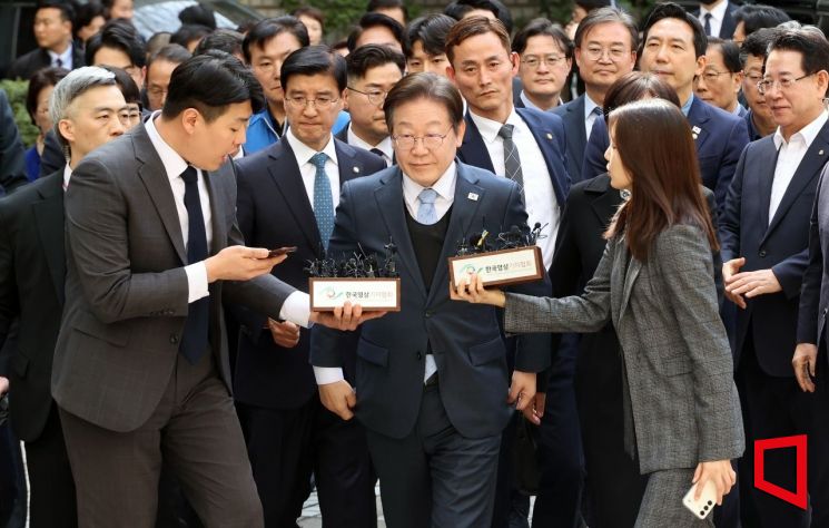 [포토] 선거법 항소심 선고 출석하는 이재명